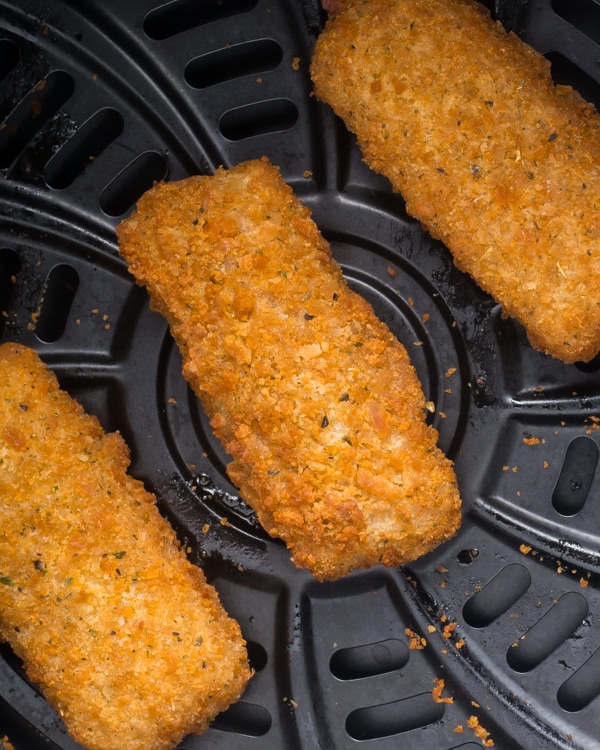 Air fryer frozen mozzarella sticks