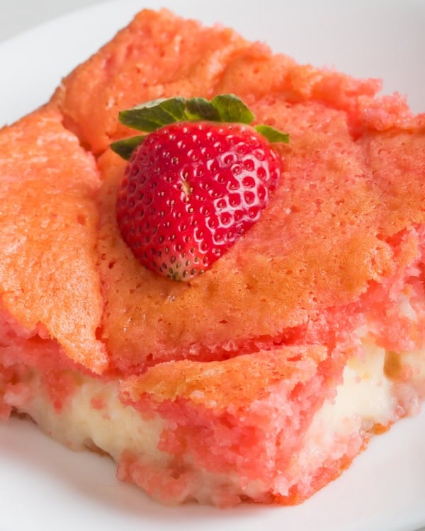 strawberry earthquake cake