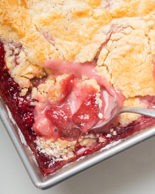 strawberry cheesecake dump cake
